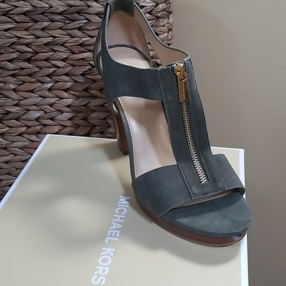 NIB MICHAEL KORS SANDALS